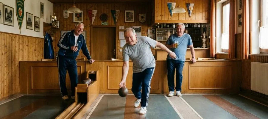 Kegelverein Deutschland — Spieler beim Training auf der Kegelbahn