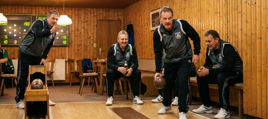 Vereinssport Kegeln Bowling — Mannschaft beim Ligaabend auf der Kegelbahn